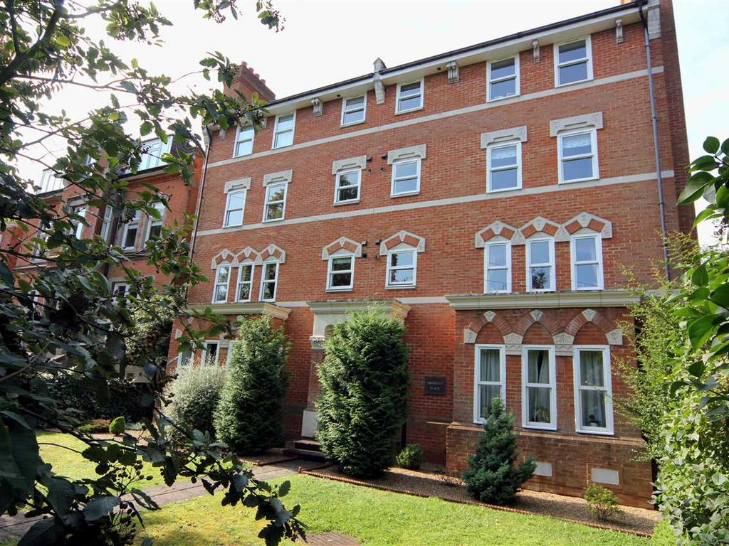 2 bed flat to rent in Prospect Place, Osborne Road, Windsor SL4, £1,475