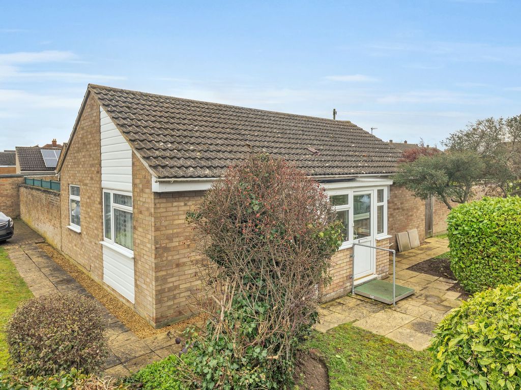 2 bed detached bungalow for sale in Elm Tree Drive, Bassingbourn SG8