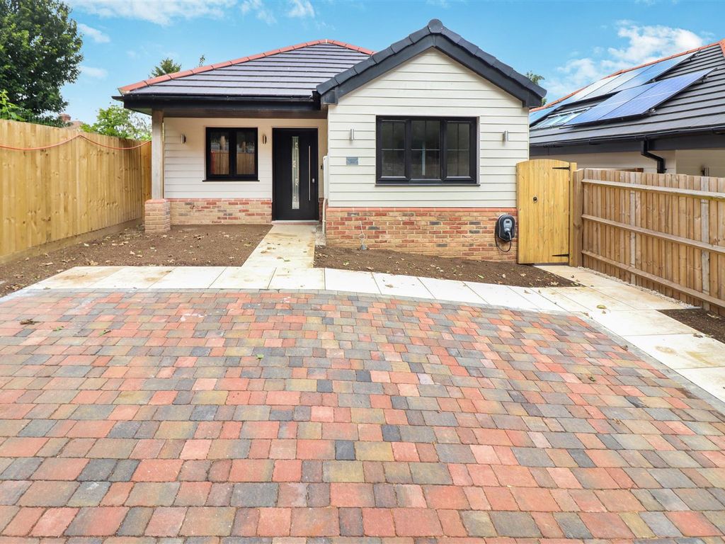 New home, 3 bed detached bungalow for sale in Hall Park Lane, Rushden