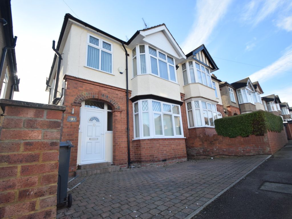 3 bed semidetached house to rent in Strathmore Avenue, Luton