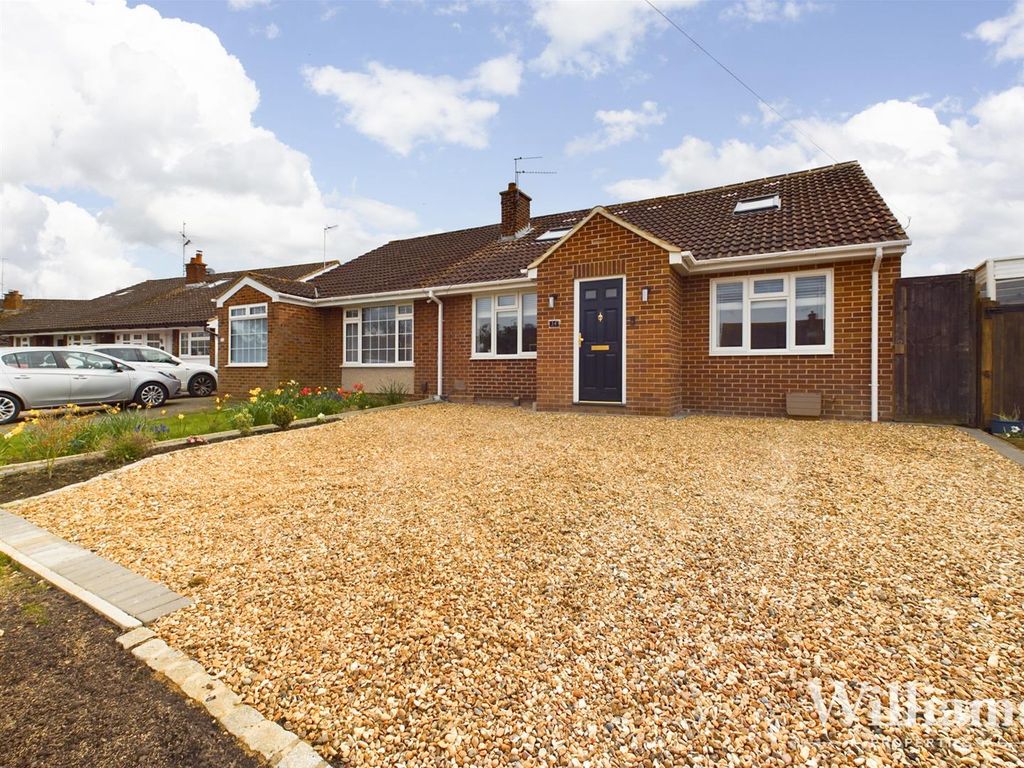 3 bed semidetached house for sale in Heron Close, Broughton, Aylesbury