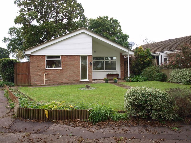 3 bed detached bungalow to rent in Rubens Walk, Gunton, Lowestoft NR32