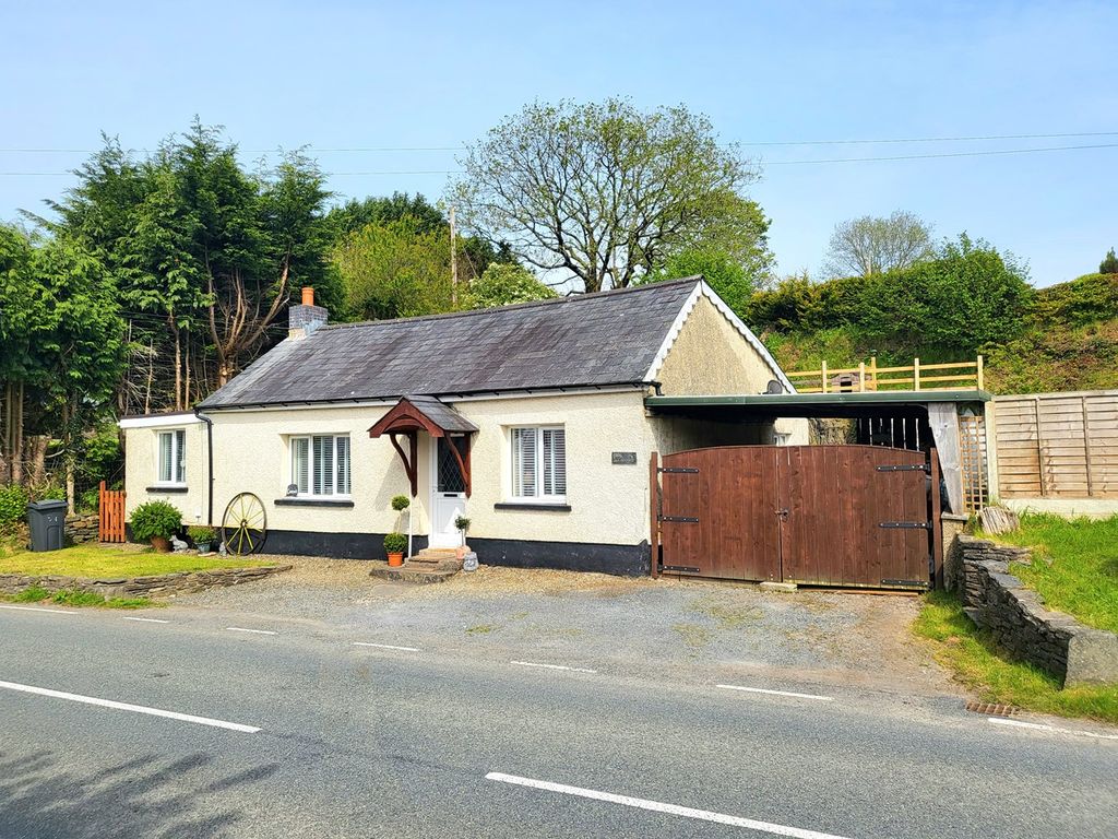 3 bed detached bungalow for sale in Cribyn, Lampeter SA48, £205,000