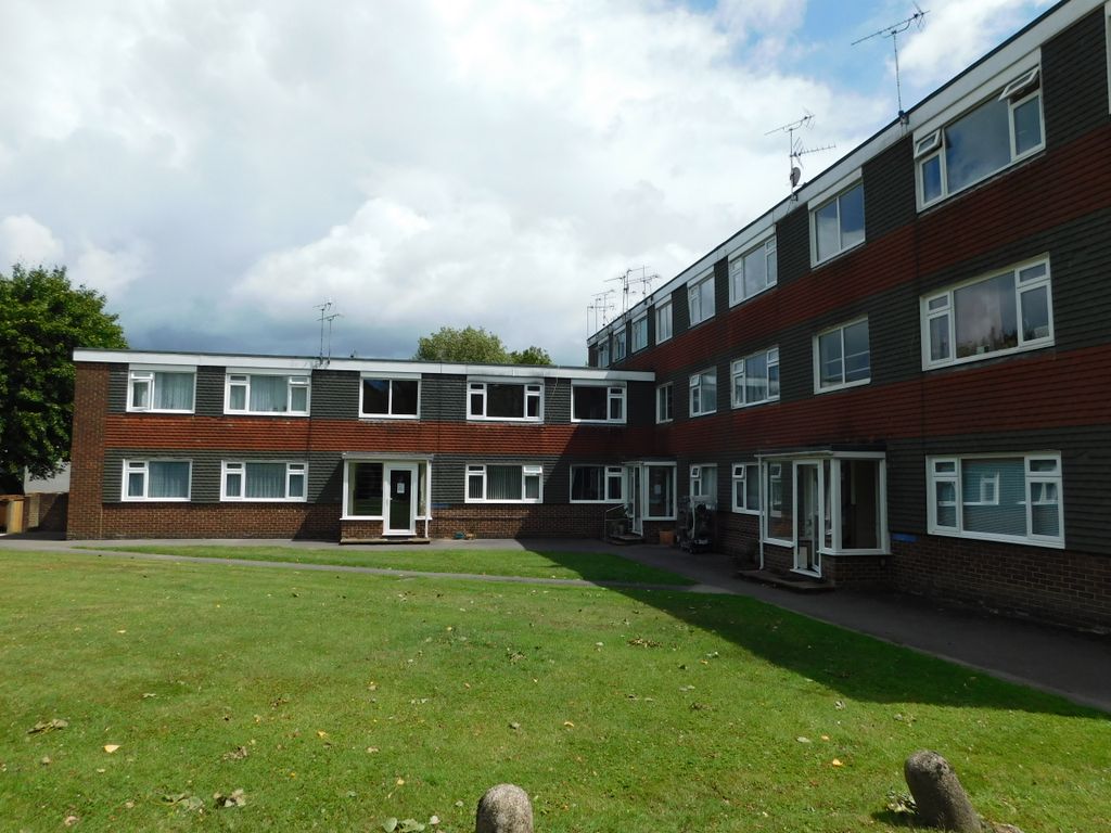 2 bed flat for sale in South Street, Hythe, Southampton SO45, £219,500