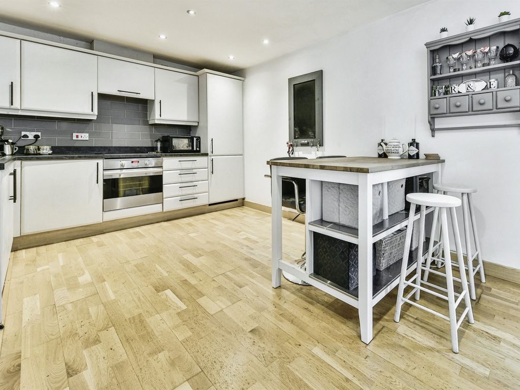 2 bed flat for sale in Walsworth Road, Hitchin SG4, £280,000 Zoopla