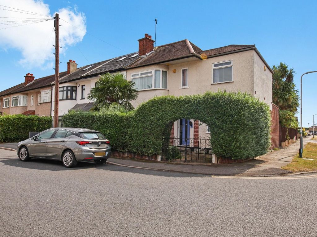 4 bed property for sale in Braintree Road, Ruislip Manor, Ruislip HA4