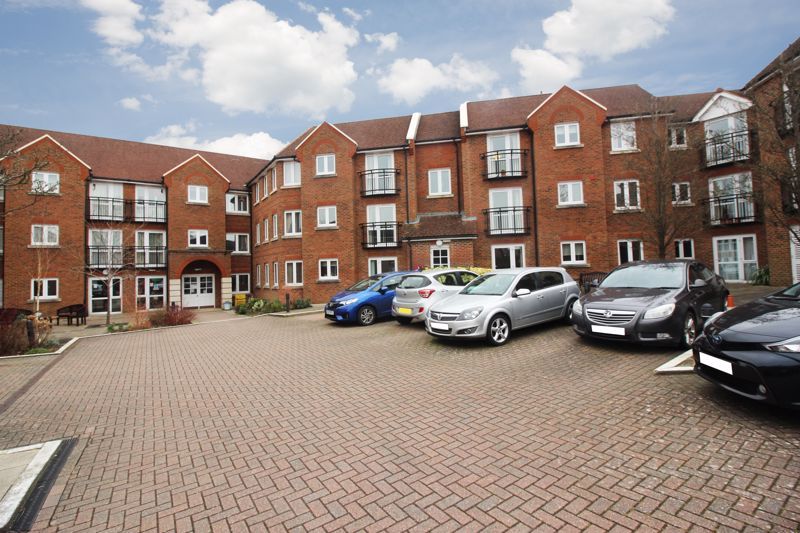 1 bed flat for sale in Meadow Court, East Grinstead RH19, £100,000 Zoopla