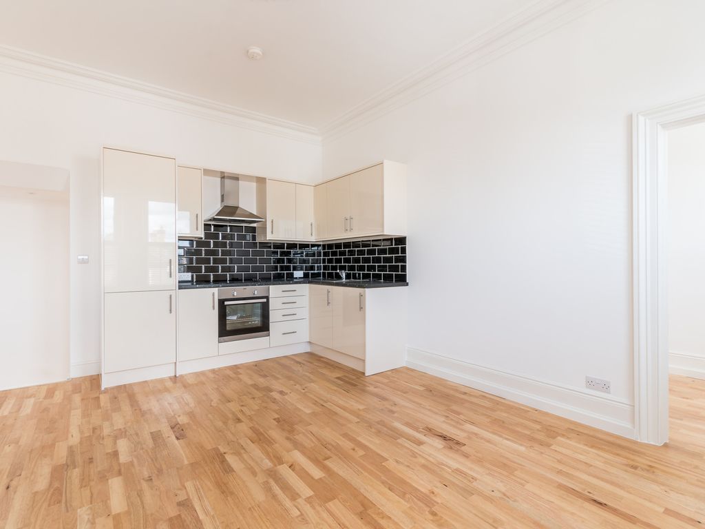 2 bed flat to rent in Lawrence Road, South Norwood SE25, £1,600 pcm