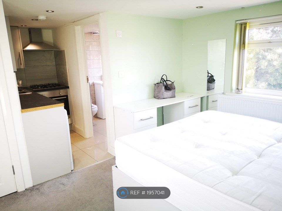 Studio to rent in Browngraves Road, Harlington, Hayes UB3, £1,100 pcm