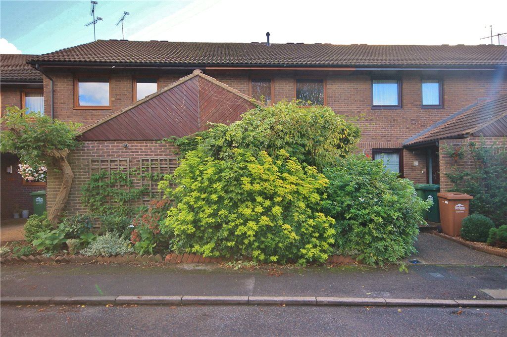 3 bed terraced house to rent in Church Street, StainesUponThames