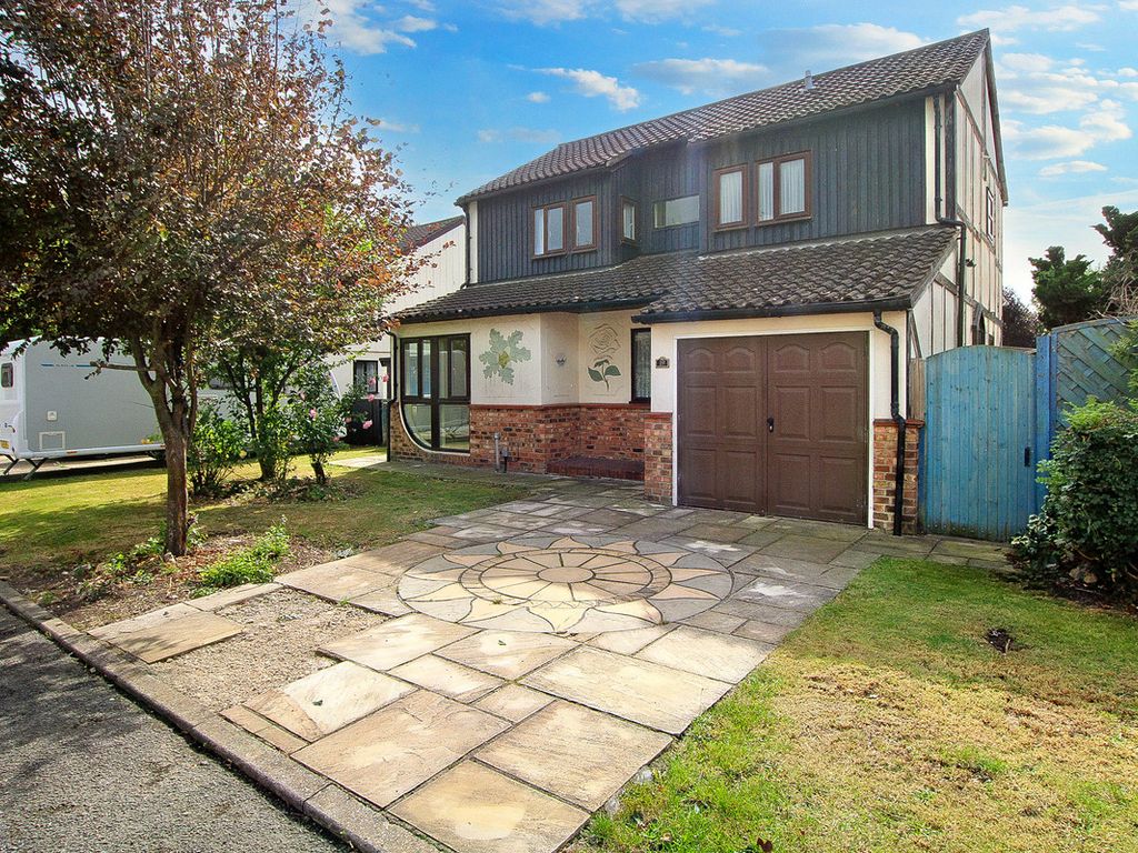 4 bed detached house for sale in Ilmington Drive, Basildon SS13, £