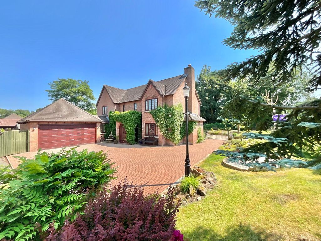 4 bed detached house for sale in Millfield Drive, Market Drayton TF9, £