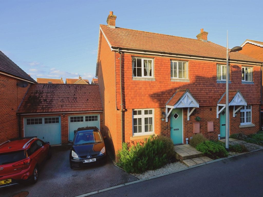 3 bed semidetached house for sale in Conquest Drive, Hailsham BN27, £