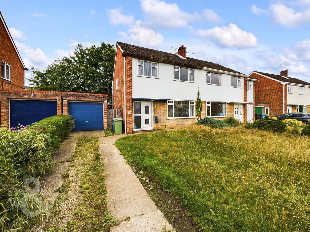 4 bed semidetached house for sale in Norvic Drive, Eaton, Norwich NR4