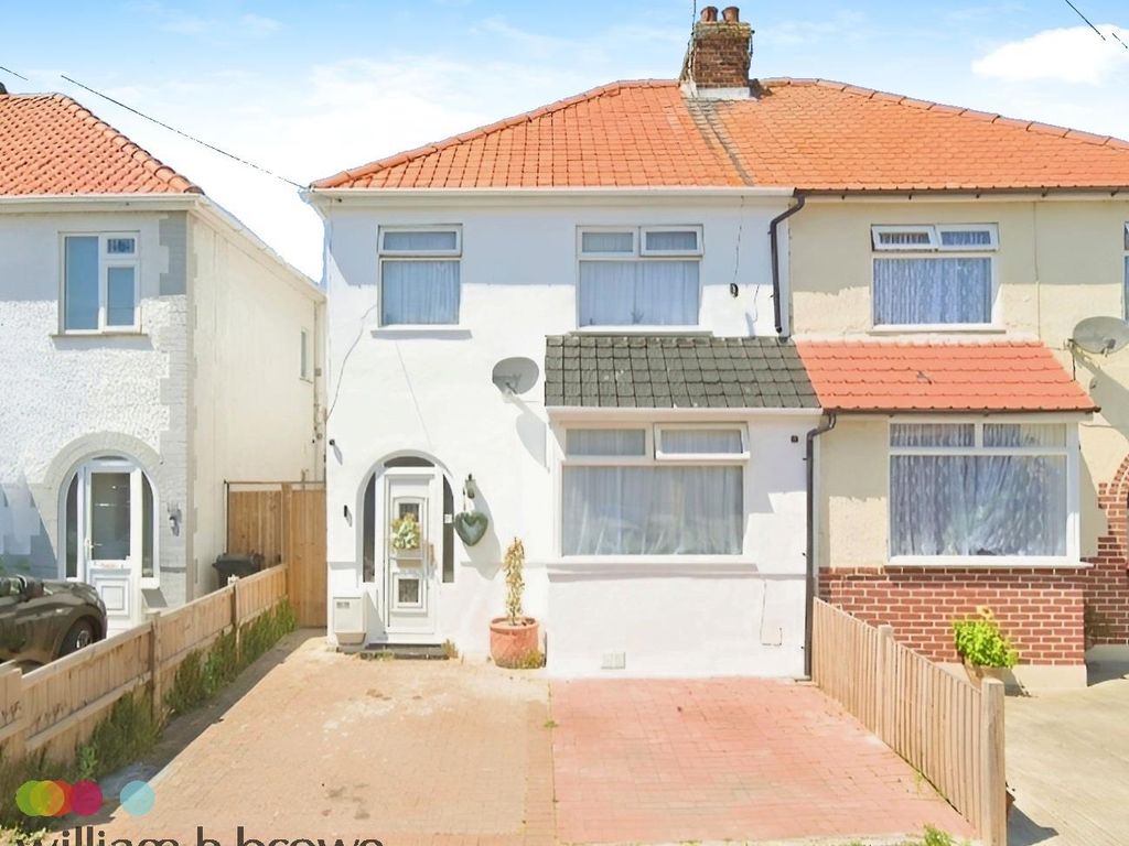 3 bed property to rent in Melbourne Road, ClactonOnSea CO15, £1,500