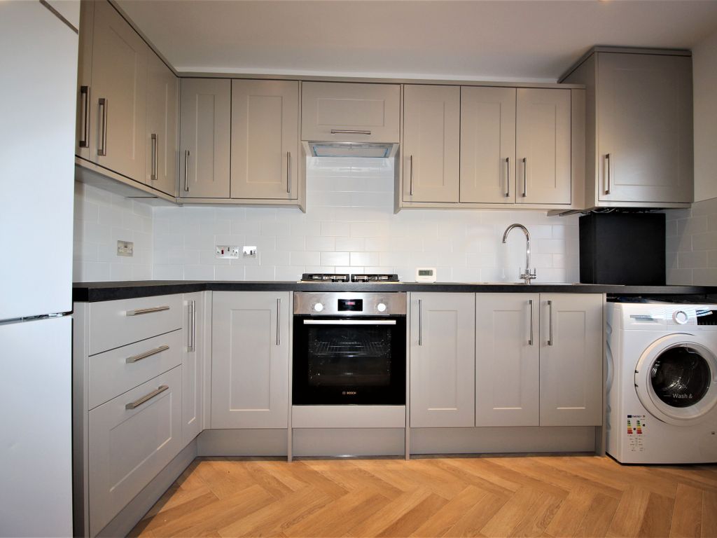 3 bed flat to rent in High Standard Flat, Queens Road, Walthamstow E17