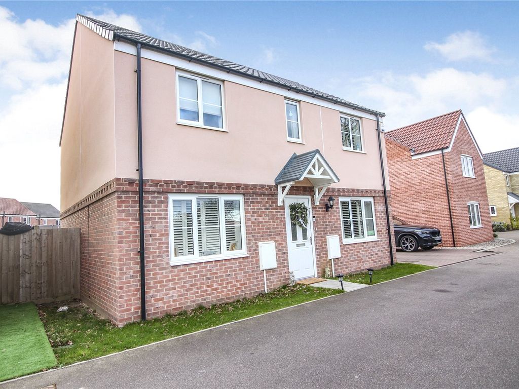 4 bed detached house to rent in Parfitt Road, Bradwell, Great Yarmouth