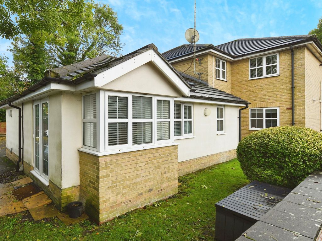 1 bed flat for sale in Junction Road, Warley, Brentwood, Essex CM14, £250,000 Zoopla