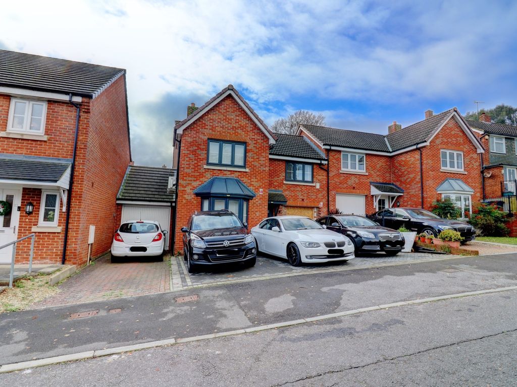 3 bed semidetached house for sale in Garratts Way, High HP13