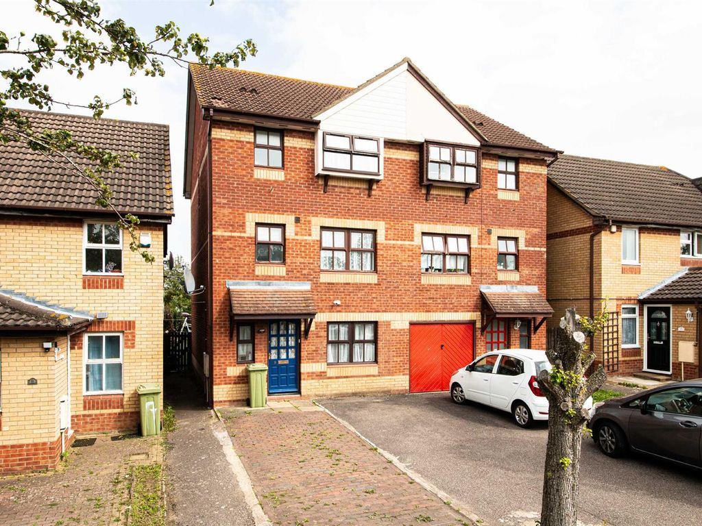 5 bed detached house to rent in Rhodes Place, Oldbrook, Milton Keynes