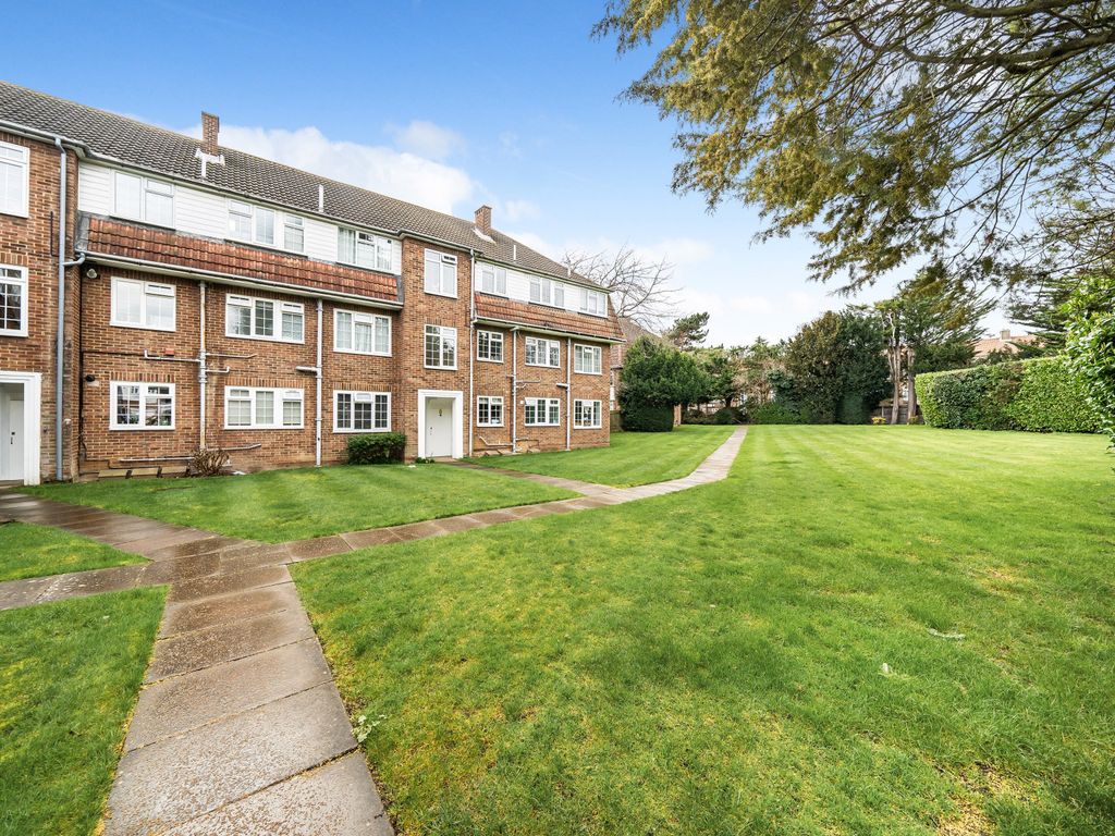 2 bed flat for sale in Hemingford Road, Cheam, Sutton SM3, £320,000