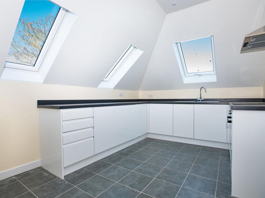 2 bed flat to rent in Weston Grove Road, Woolston SO19, £1,125 pcm Zoopla