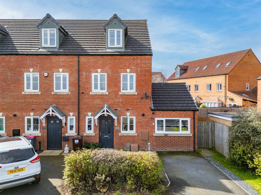 3 bed town house for sale in Hatfield Grove, Dinnington, Sheffield S25