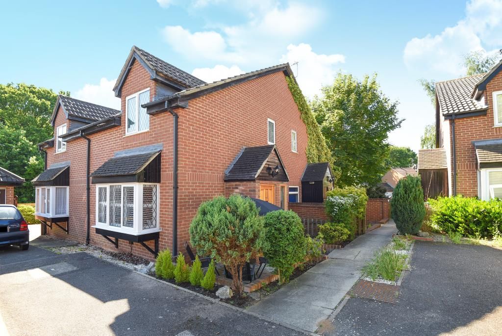 1 bed terraced house to rent in Littlebrook Avenue, Slough SL2, £950