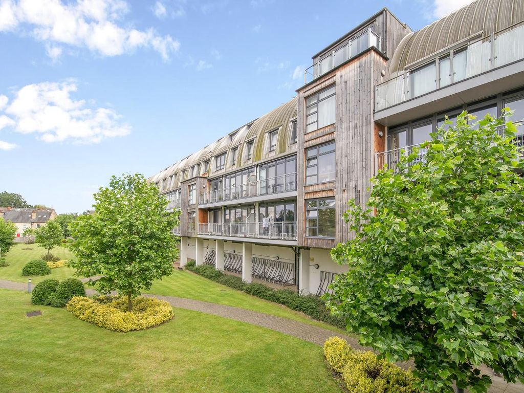 2 bed flat to rent in Elder Court, Mead Lane, Hertford SG13, £1,350 pcm