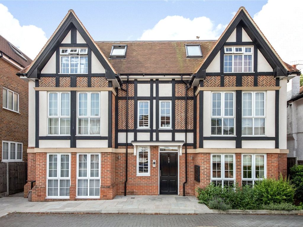 2 bed flat for sale in Chipstead Valley Road, Coulsdon CR5, £325,000