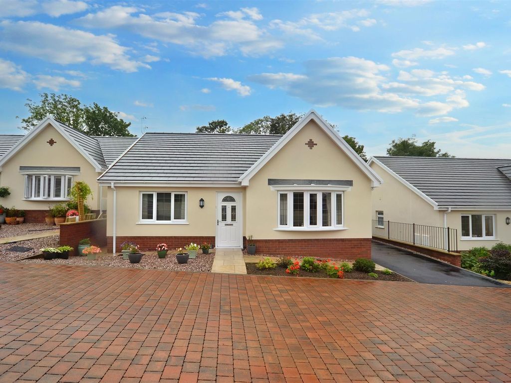 3 bed detached bungalow for sale in Maes Y Nant, Llangunnor, Carmarthen