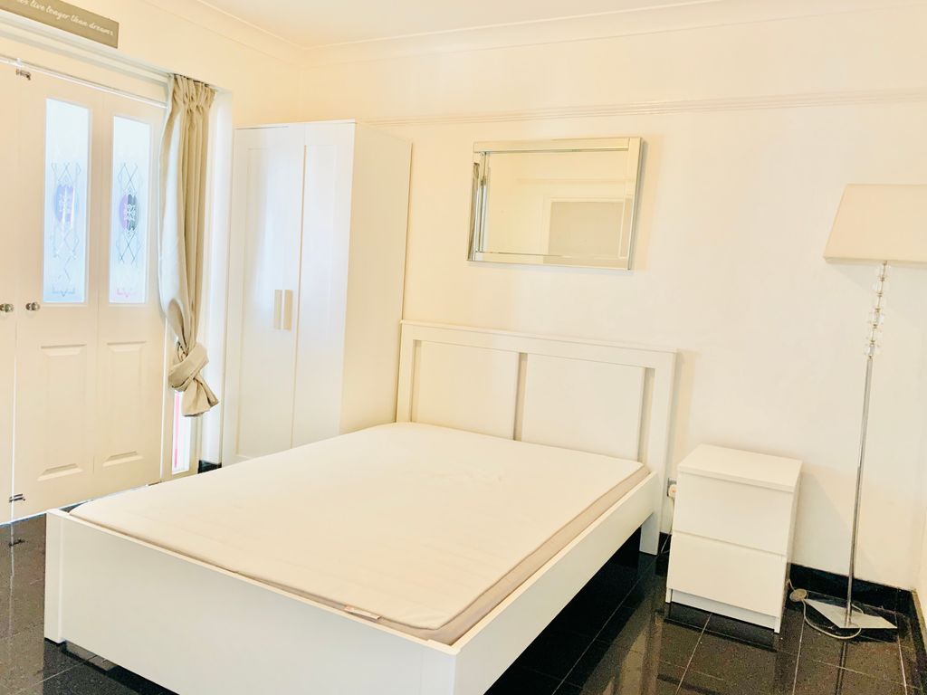 Room to rent in Southview Road, Loughton IG10, £800 pcm Zoopla