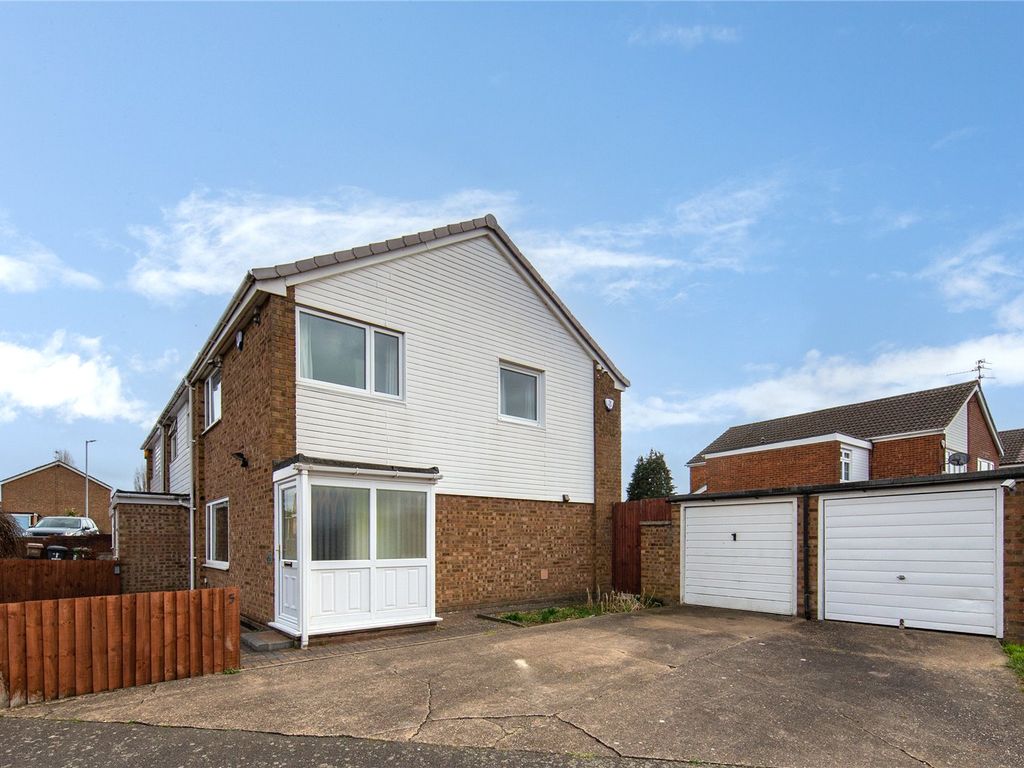 3 bed end terrace house to rent in Seaford Close, Luton, Bedfordshire