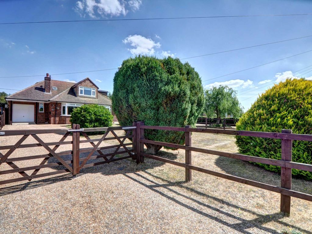 4 bed detached house for sale in Crownfield, Saunderton, Princes