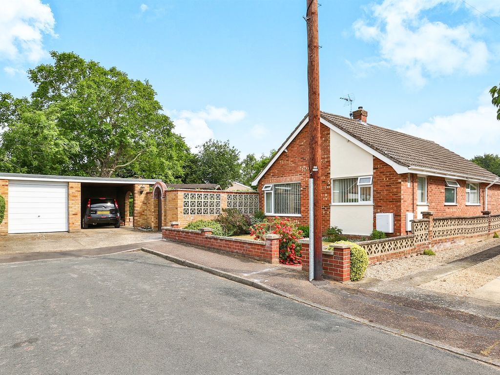 4 bed detached bungalow for sale in Hardesty Close, Poringland, Norwich