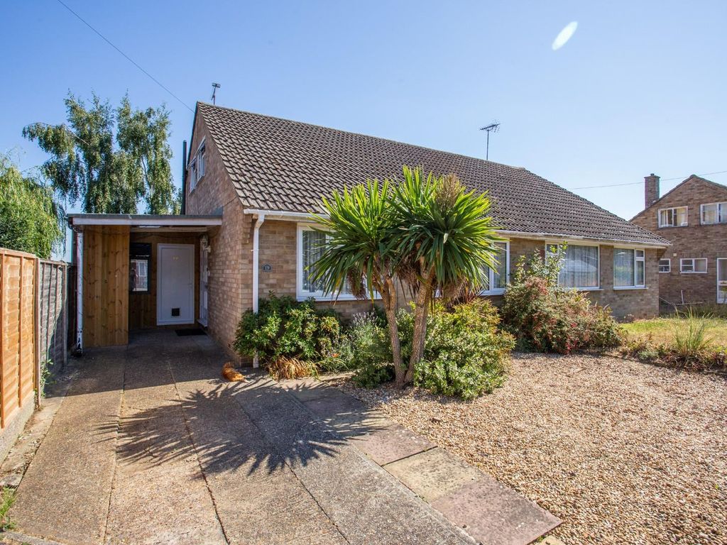 4 bed semidetached bungalow for sale in Oakwood Road, Sturry