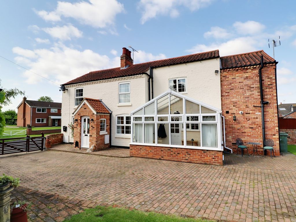 3 bed detached house for sale in Cross Street, Crowle, Scunthorpe DN17