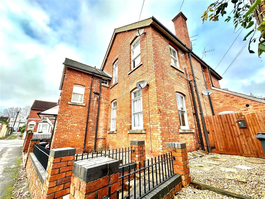 1 bed flat for sale in Lincoln Street, Swindon SN1, £135,000 Zoopla