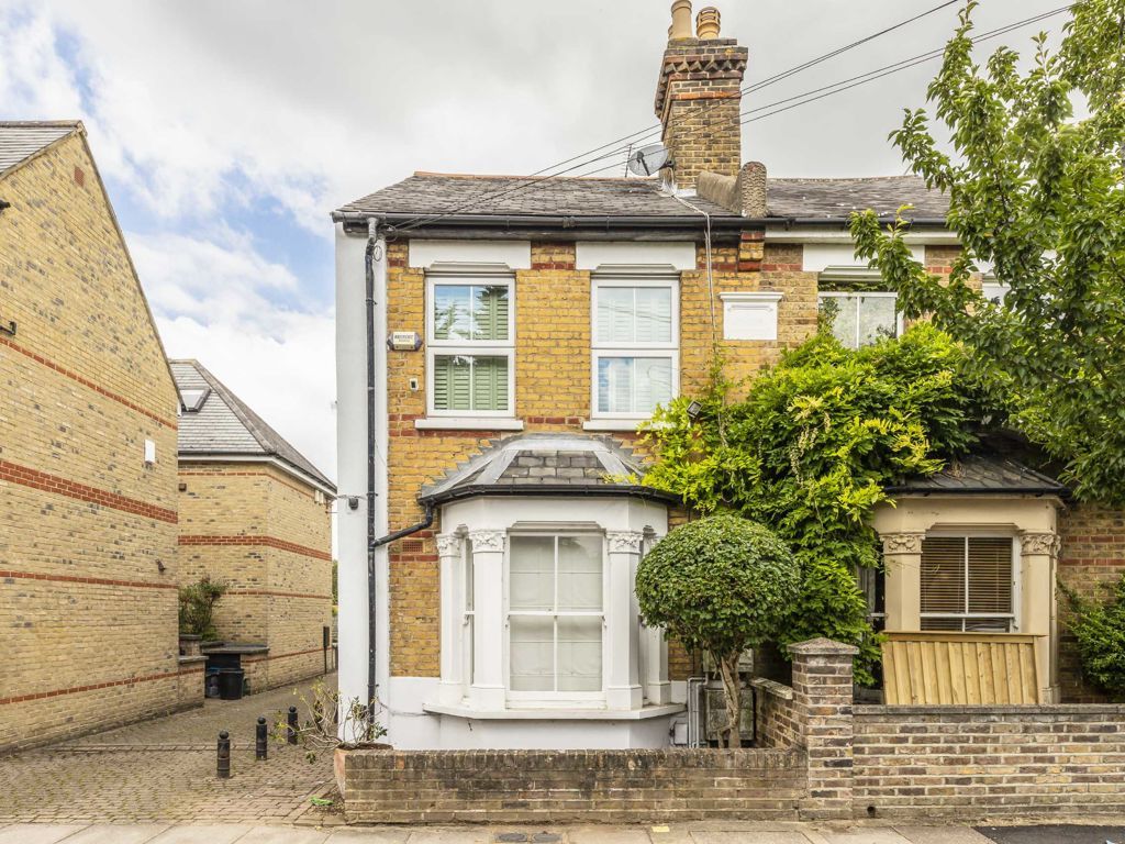 2 bed flat to rent in Haliburton Road, St Margarets, Twickenham TW1, £