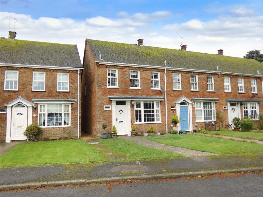 3 bed end terrace house for sale in Fairlawn, Woodlands Avenue