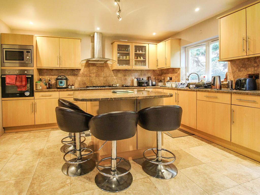 3 bed detached house to rent in Parry Close, Stoneleigh KT17, £2,850