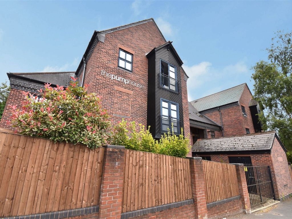 2 bed penthouse for sale in Stourbridge Road, Stourbridge DY9, £229,950