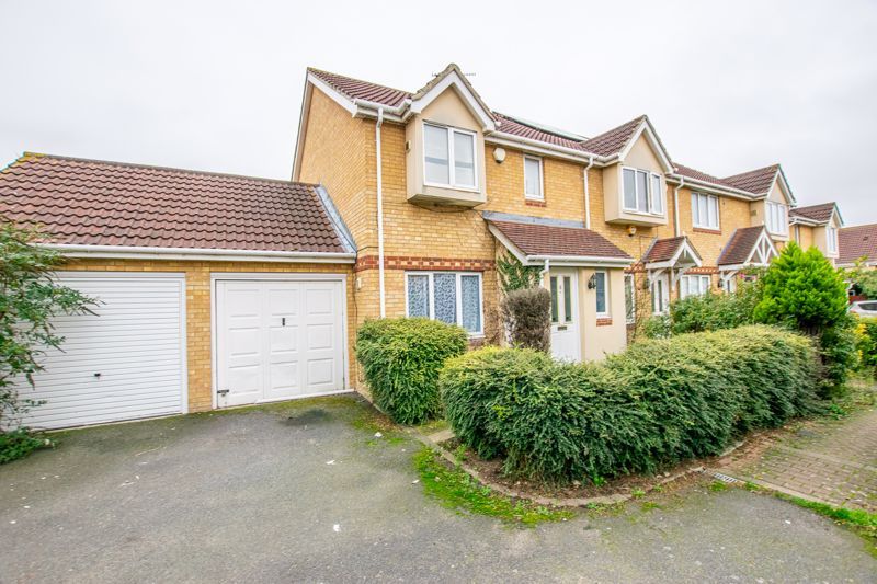 3 bed end terrace house to rent in Martins Walk, West Thamesmead SE28