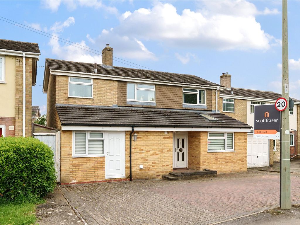 5 bed detached house for sale in Curbridge Road, Witney, Oxfordshire