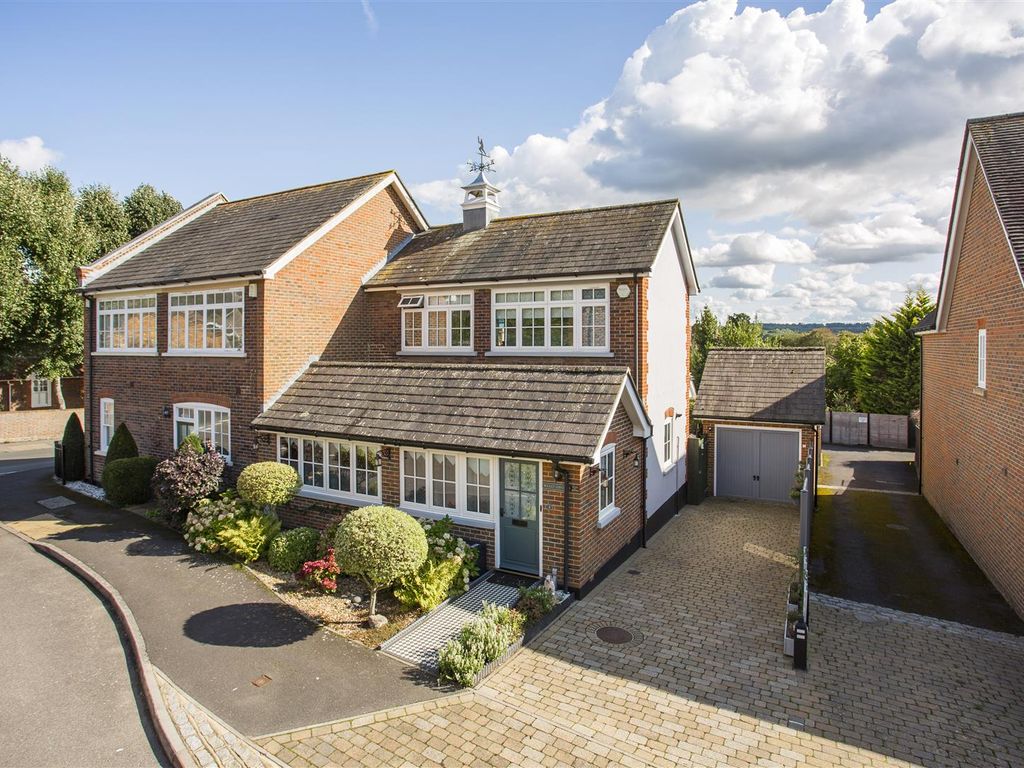 2 bed end terrace house for sale in Readers Court, Teston, Maidstone