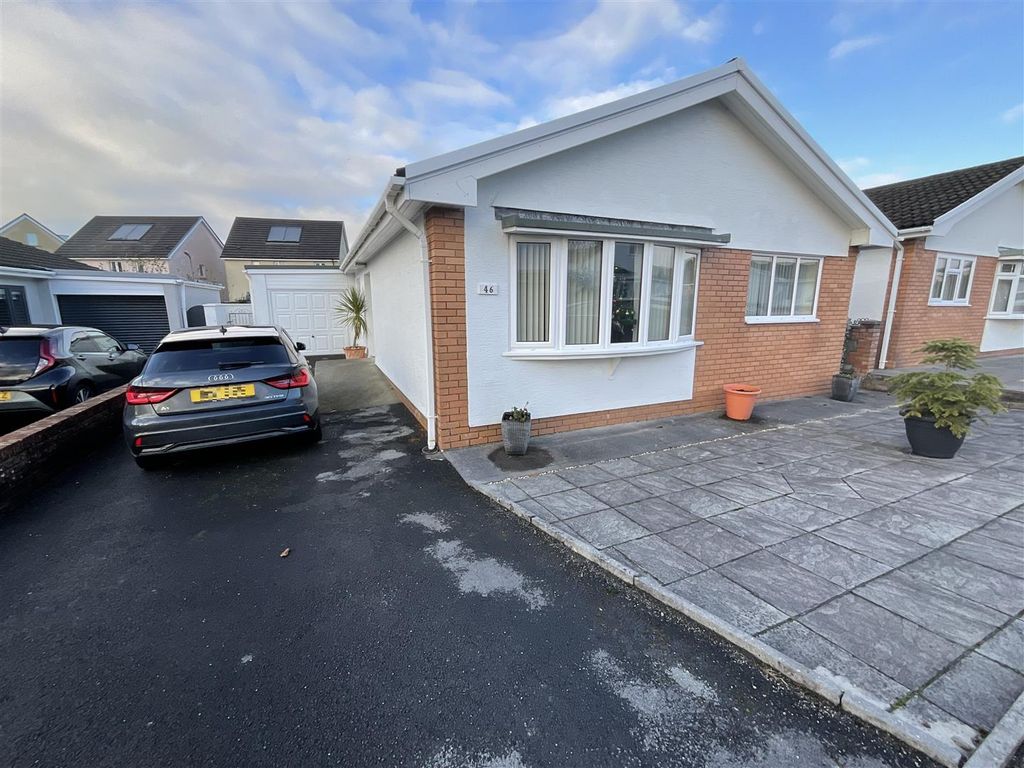 3 bed detached bungalow for sale in Llwyn Y Bryn, Ammanford SA18, £