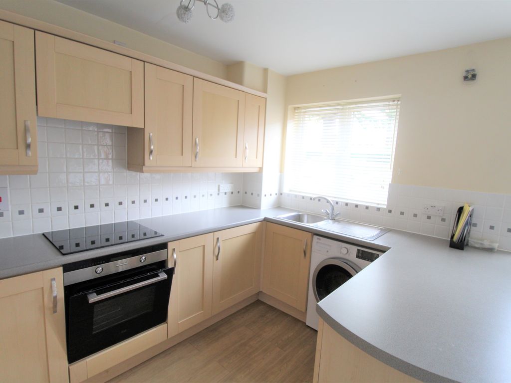 2 bed flat to rent in School Meadow, Guildford GU2 Zoopla