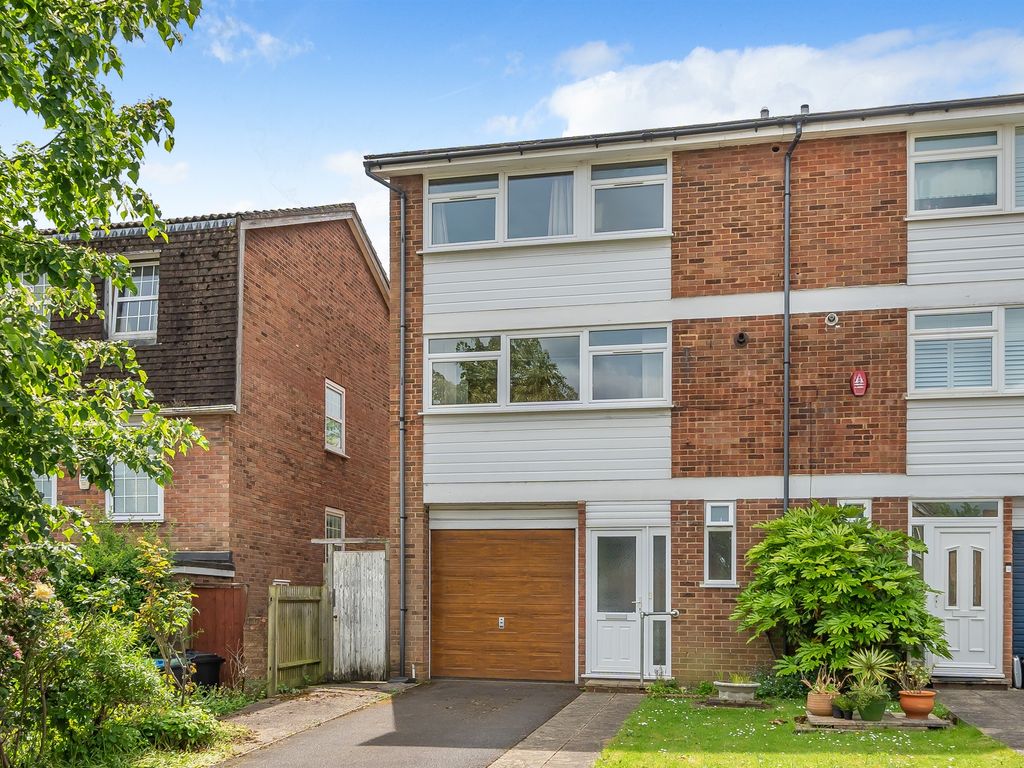 3 bed town house for sale in Chase Green Avenue, Enfield EN2, £600,000