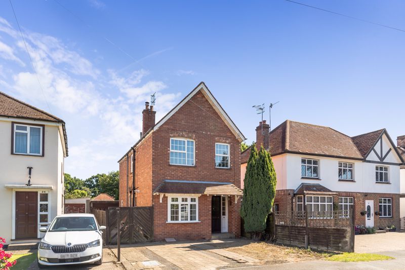 3 bed detached house for sale in Avenue Gardens, Horley, Surrey RH6