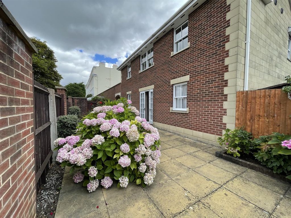 2 bed flat for sale in Suffolk Mews, Suffolk Square, Cheltenham GL50